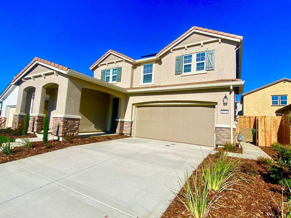 Primary Photo - BRAND NEW, LARGE 5 BED, 3 BATH HOME, 2 CAR...