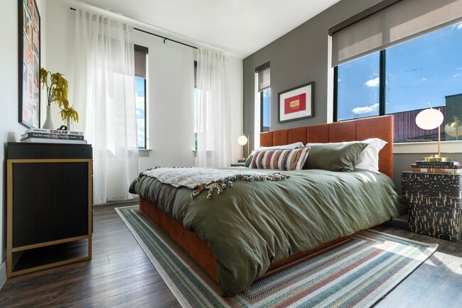 Amplio dormitorio con mucha luz natural y suelo de madera. - Lamar Union