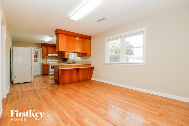 Foto del edificio - 1448 Manor Blvd