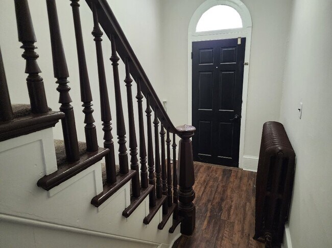 Escalera que conduce a 3 habitaciones y baño. - 601 Delaware St