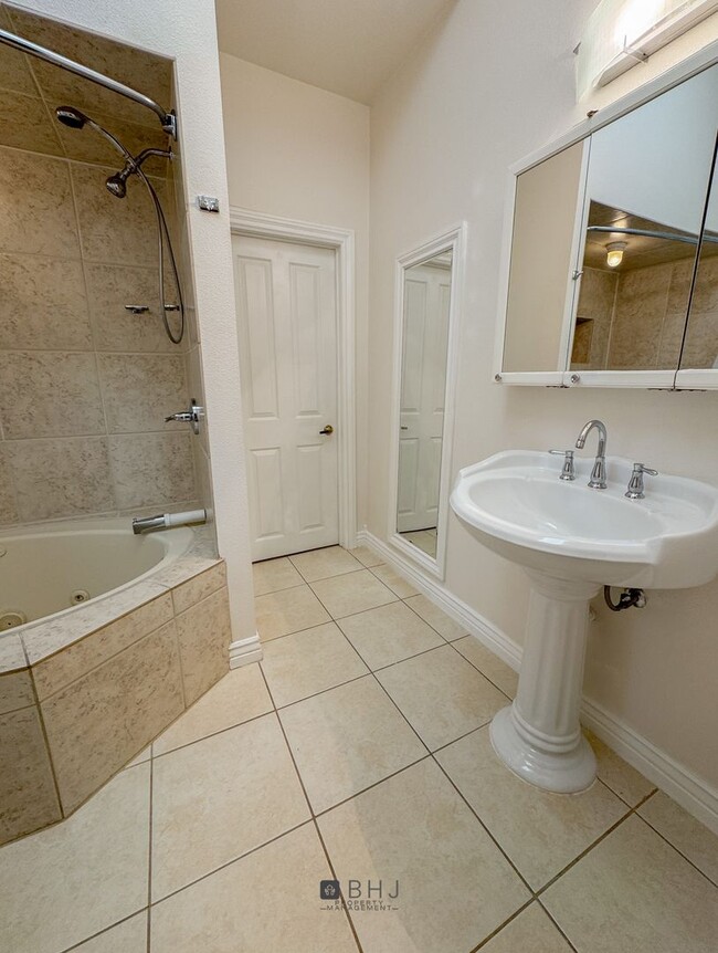 Building Photo - Dog Friendly 2 bed/ 1 bath HOUSE for Rent!