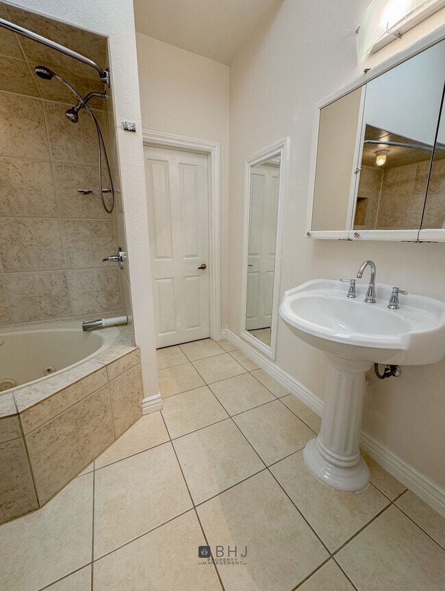 Foto del edificio - Dog Friendly 2 bed/ 1 bath HOUSE for Rent!