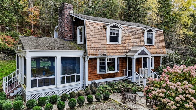 Building Photo - 1 W Woods Rd