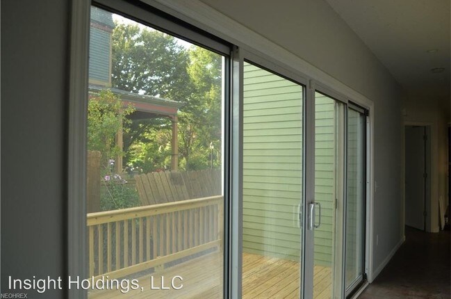 Building Photo - 2 br, 2.5 bath Apartment - 3811 Franklin Blvd