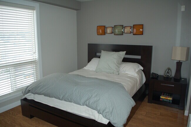 Un dormitorio. Orientado al oeste con vistas panorámicas de 180 grados al centro de la ciudad, la Space Needle y el Gas Works Park. - 320 Melrose Ave E