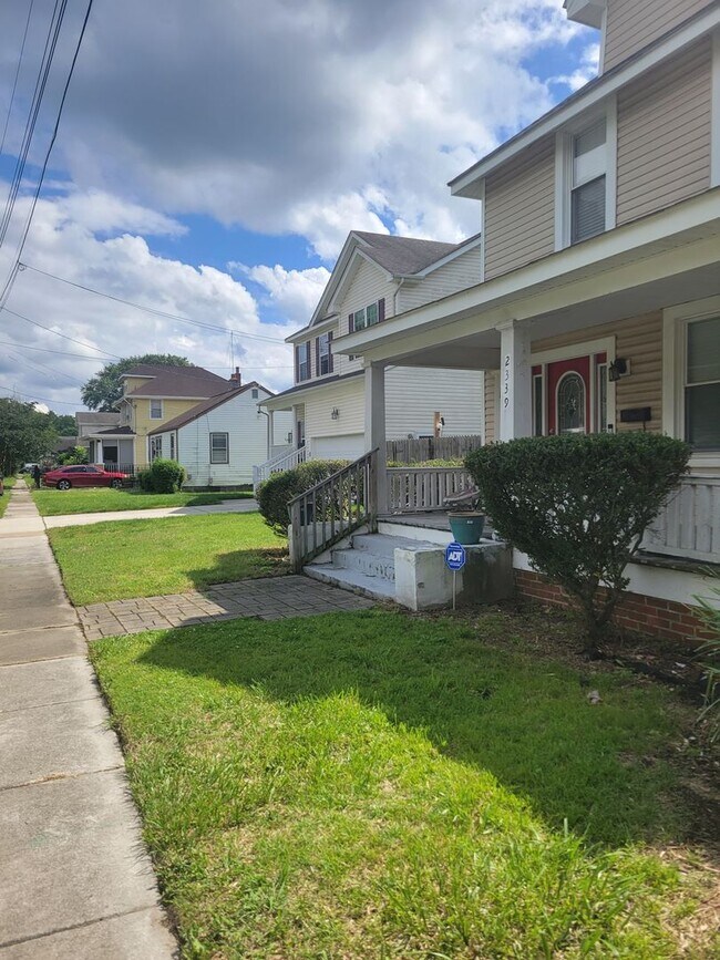 Building Photo - 4 bedroom 3 baths single family house clos...