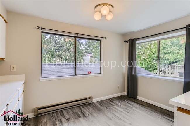 Building Photo - Lovely 2 bedroom 1 bath condo with garage.
