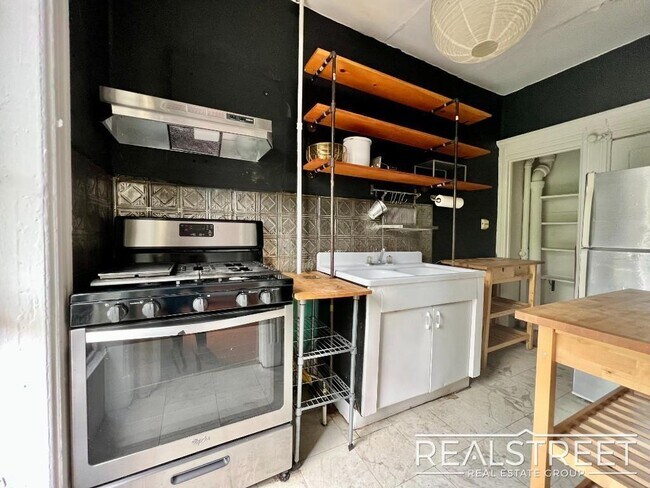 Foto del edificio - Charming 1 BED in Bed Stuy Brownstone!