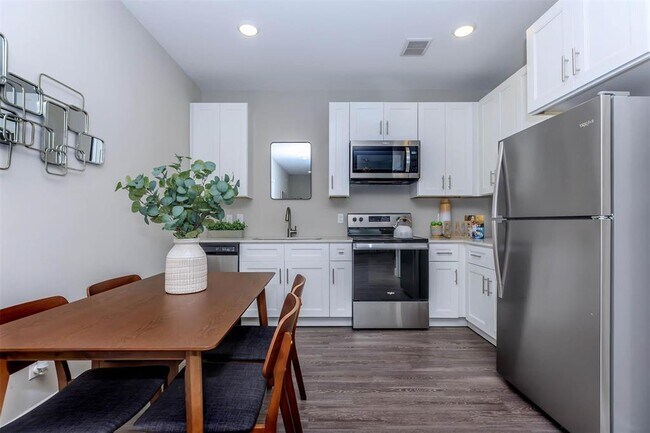 Building Photo - 1620 Oak Tree Dr