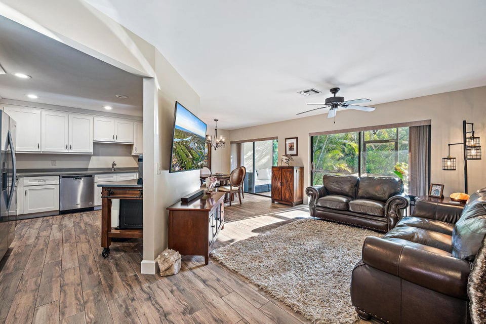 Building Photo - 25 Lexington Ln W