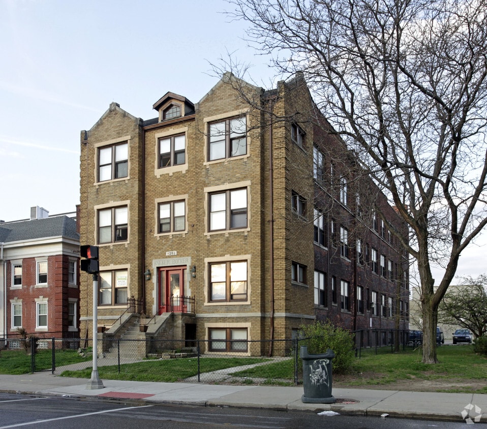 Building Photo - Knicker Bocker