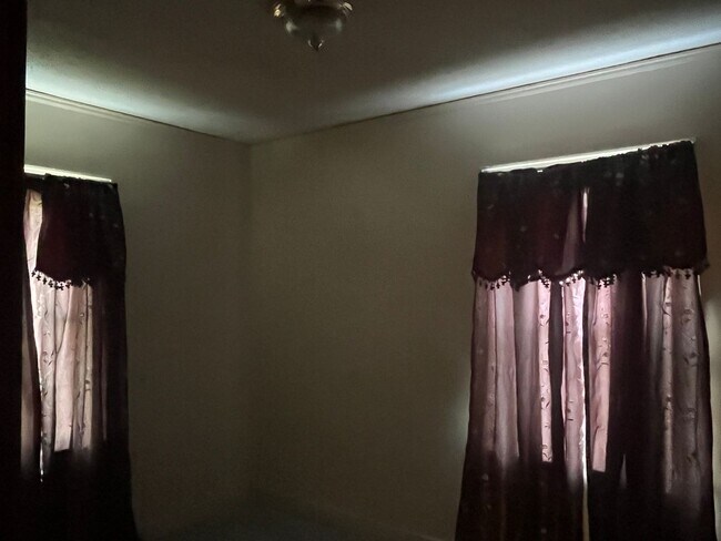 Building Photo - 2 Bedroom/1 Bathroom Home For Lease