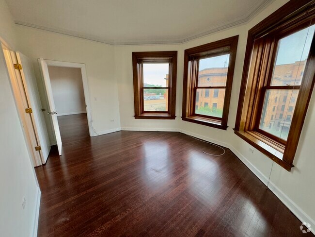 Building Photo - 559 W Surf St
