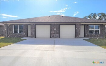 Building Photo - 1810 Castroville Trl