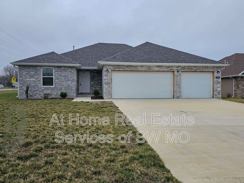 202 W Canterbury Ln, Willard, MO 65781 House Rental in Willard, MO