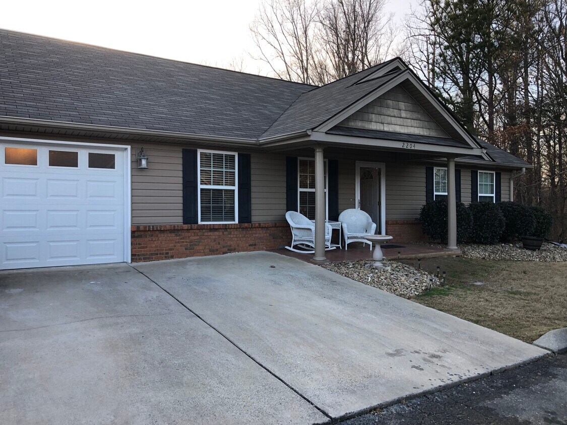 2204 Cedar Creek Dr, Rossville, GA 30741 Townhome Rentals in