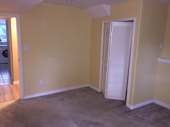 Building Photo - Walk-Out Basement 2 Bed in Golden – All Ut...