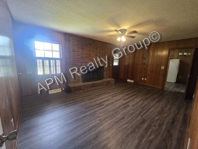 Building Photo - Spacious three bedroom West Columbia home