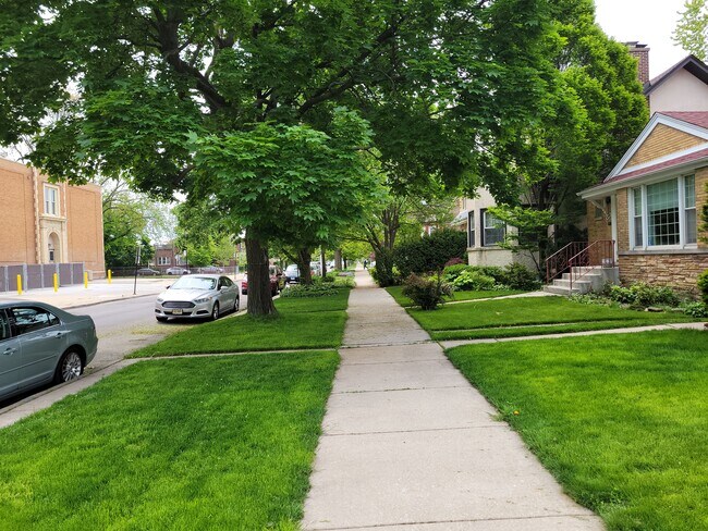 Neighborhood - 6724 N Fairfield Ave