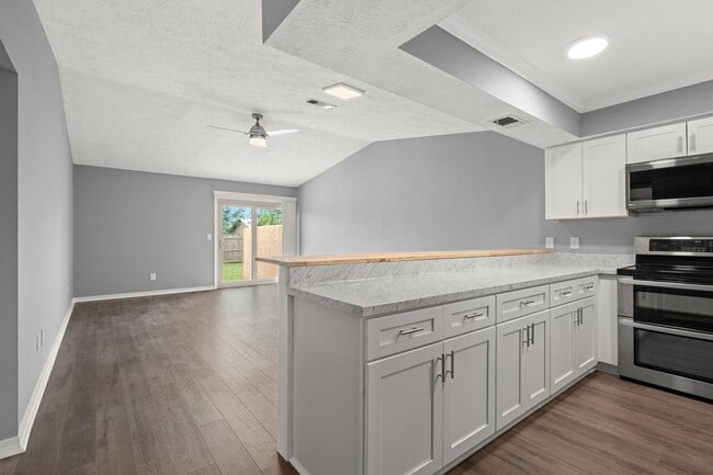 Building Photo - Charming 3Bed/2Ba Duplex Unit Convenient t...