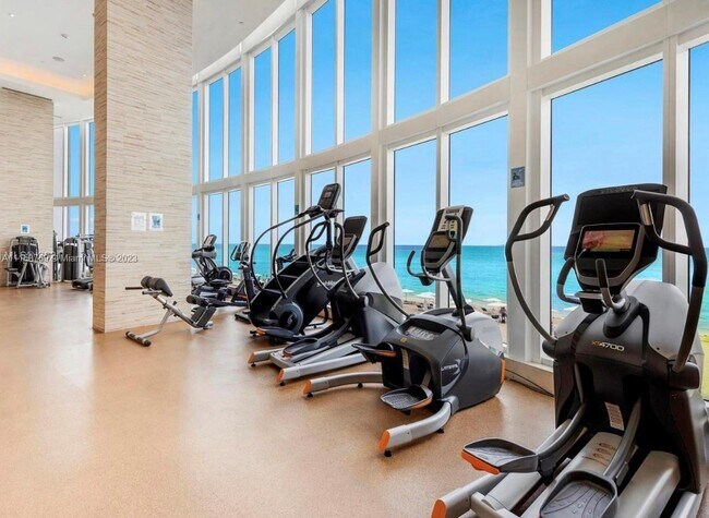 Foto del edificio - 15811 Collins Ave