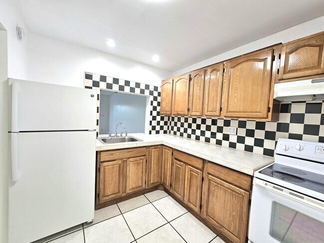 Building Photo - 7960 N Colony Cir