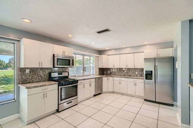 Foto del edificio - 3209 Dolphin Dr, Miramar, FL, 33025