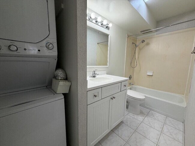 Building Photo - To register for the showing time, note the 4 digit code: 5985 and click "APPLY NOW."(mobile:orang...