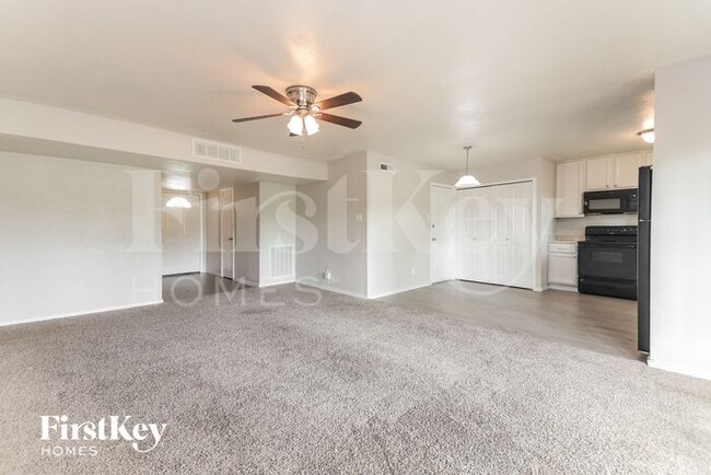 Building Photo - 1738 Dell Oak Dr