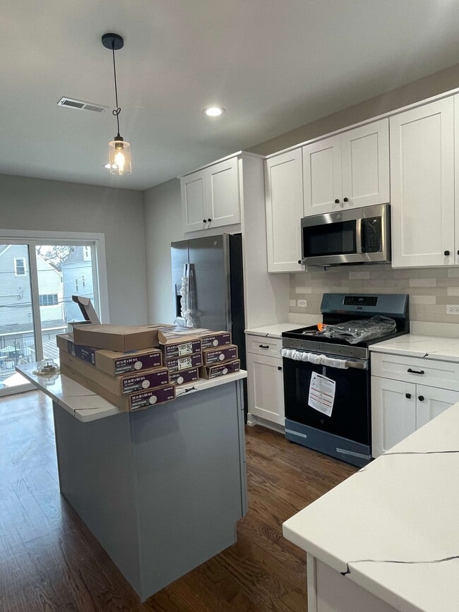 Building Photo - 3141 N Ridgeway Ave