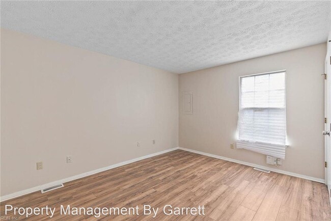 Building Photo - 2 br, 1 bath House - 433 Lester Road  #5