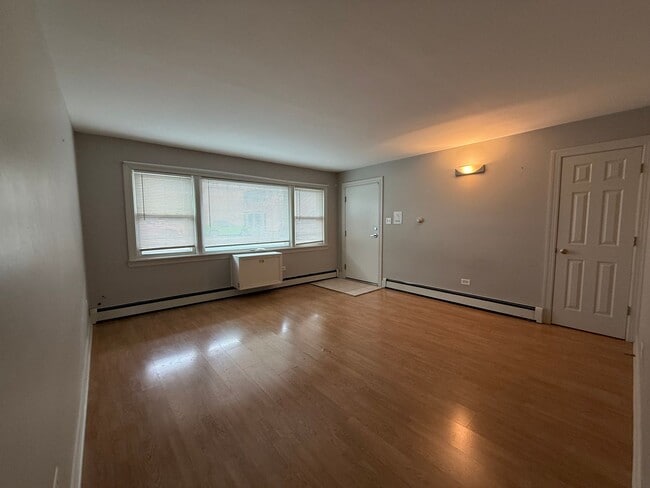 Building Photo - Bright 1bedroom/1bath Apartment Close to T...