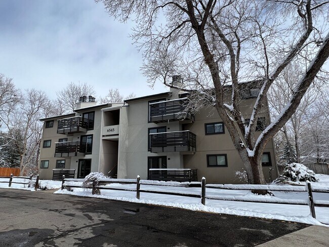 Building Photo - Light drenched 2 bed/2 bath Gunbarrel Cond...