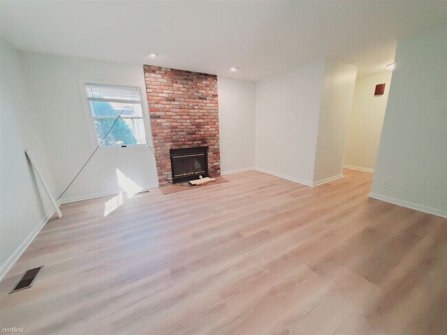 Building Photo - 2 br, 1.5 bath Townhome - 70 Columbus Pl U...