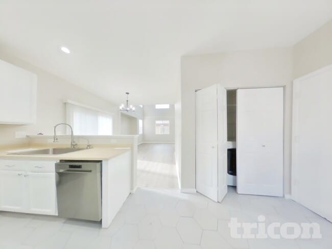 Building Photo - 14458 E 101st Pl