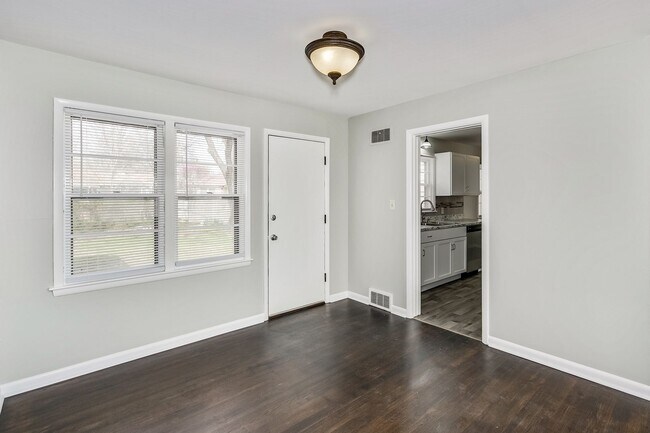 Foto del edificio - GORGEOUS 4 bedroom 2 bath Ranch!