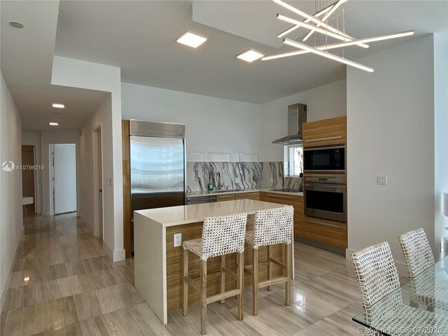 Building Photo - 2020 N Bayshore Dr