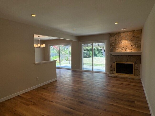 Foto del edificio - Prime Lake Lindero Leasing Opportunity!