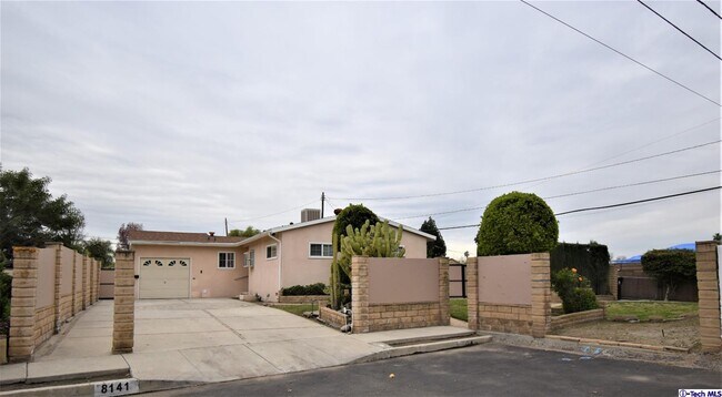 Foto del edificio - 8141 Longridge Ave