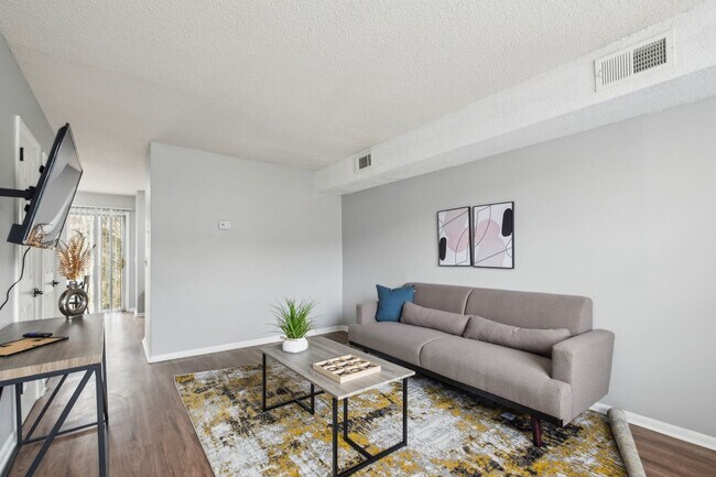 Foto del edificio - 600 Whispering Hills Dr