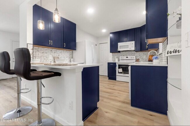 Foto del edificio - 7027 Holiday Rd N