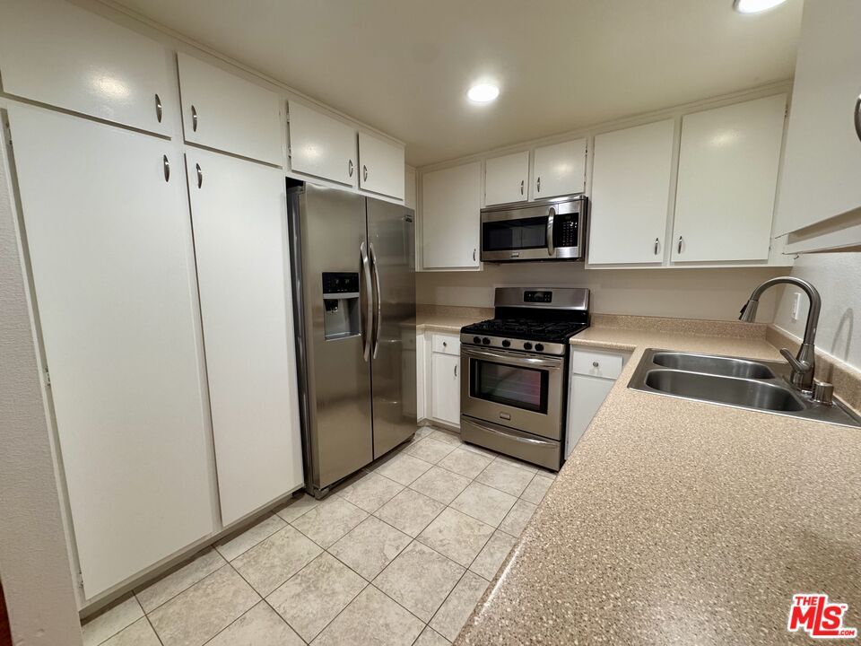 Primary Photo - 1348 E Hillcrest Dr
