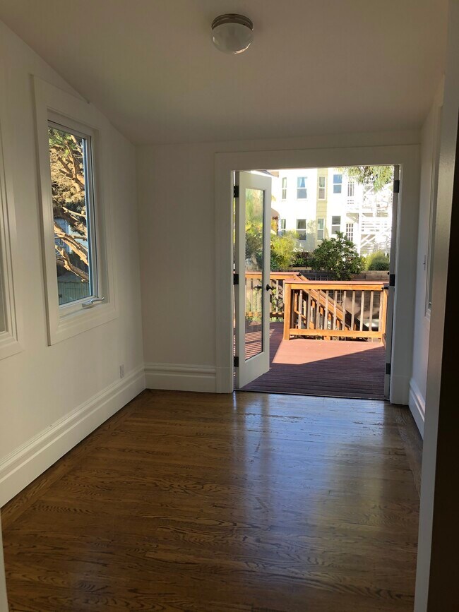Private deck leading to the backyard - 132 Jersey St