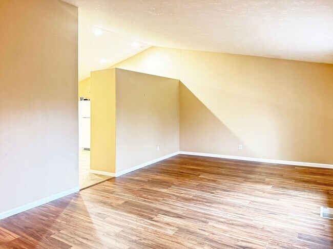 Building Photo - **Applications Pending** Beautiful Pet Fri...