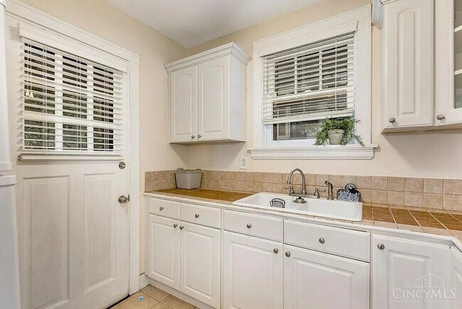 Kitchen - 2587 Irving Pl