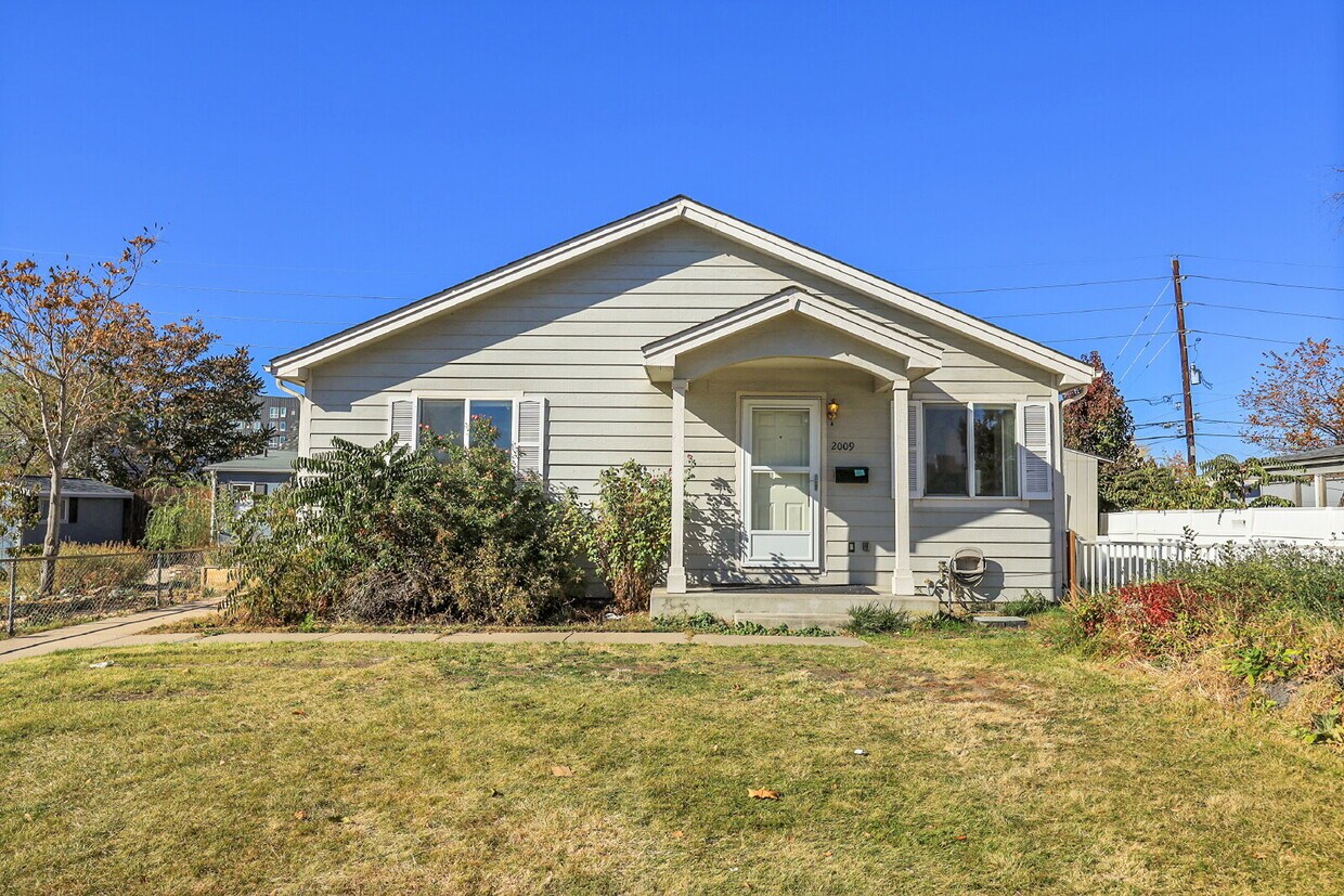 Primary Photo - $2,350.00, 3 Bed, 2 bathroom located in De...