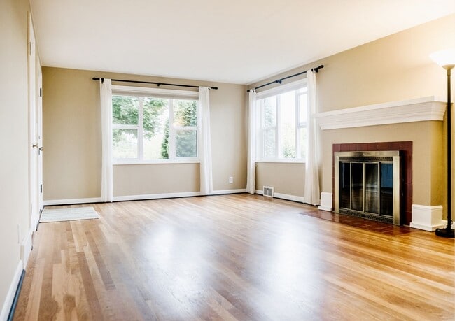 Building Photo - 3bd/1.75ba Seattle Home