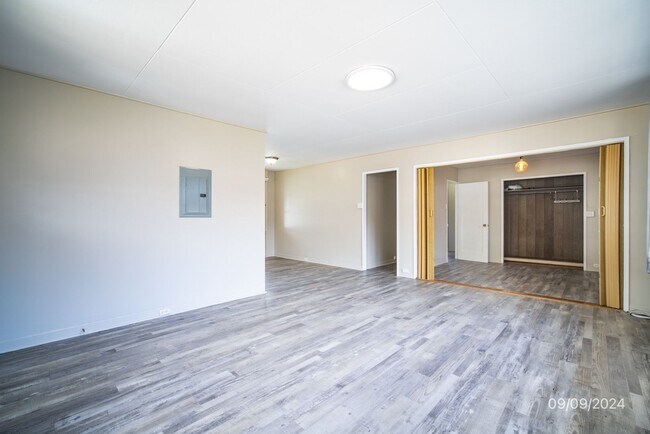 Foto del edificio - Pet Negotiable 4 Bd 1Bath with 2 Parking i...
