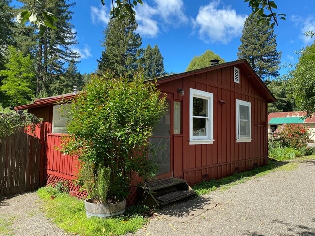 Building Photo - 750 Square Foot one  Bedroom cottage on pr...