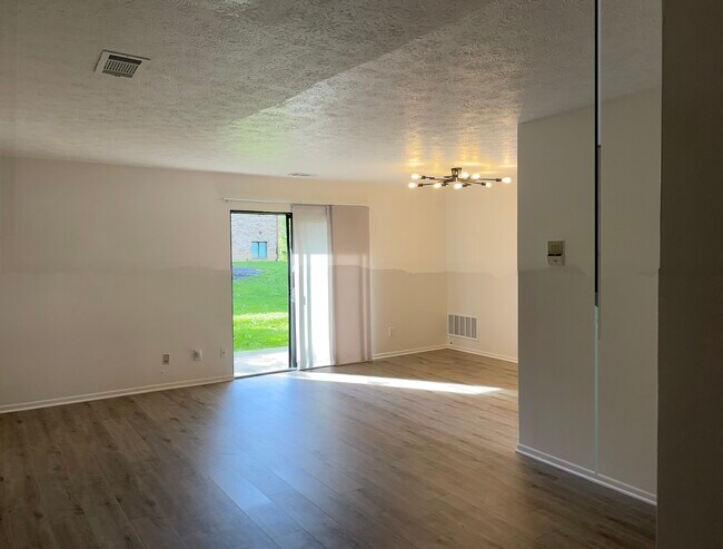 Foto del edificio - 7214 Creekview Dr